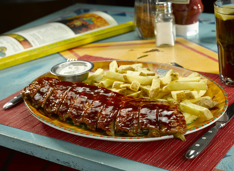 Barbecue Ribs bei Papa Joe's mit Pommes