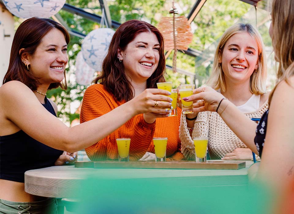 Ladies stossen mit Papa Joe's Melon Shots auf der Barfi-Terrasse an